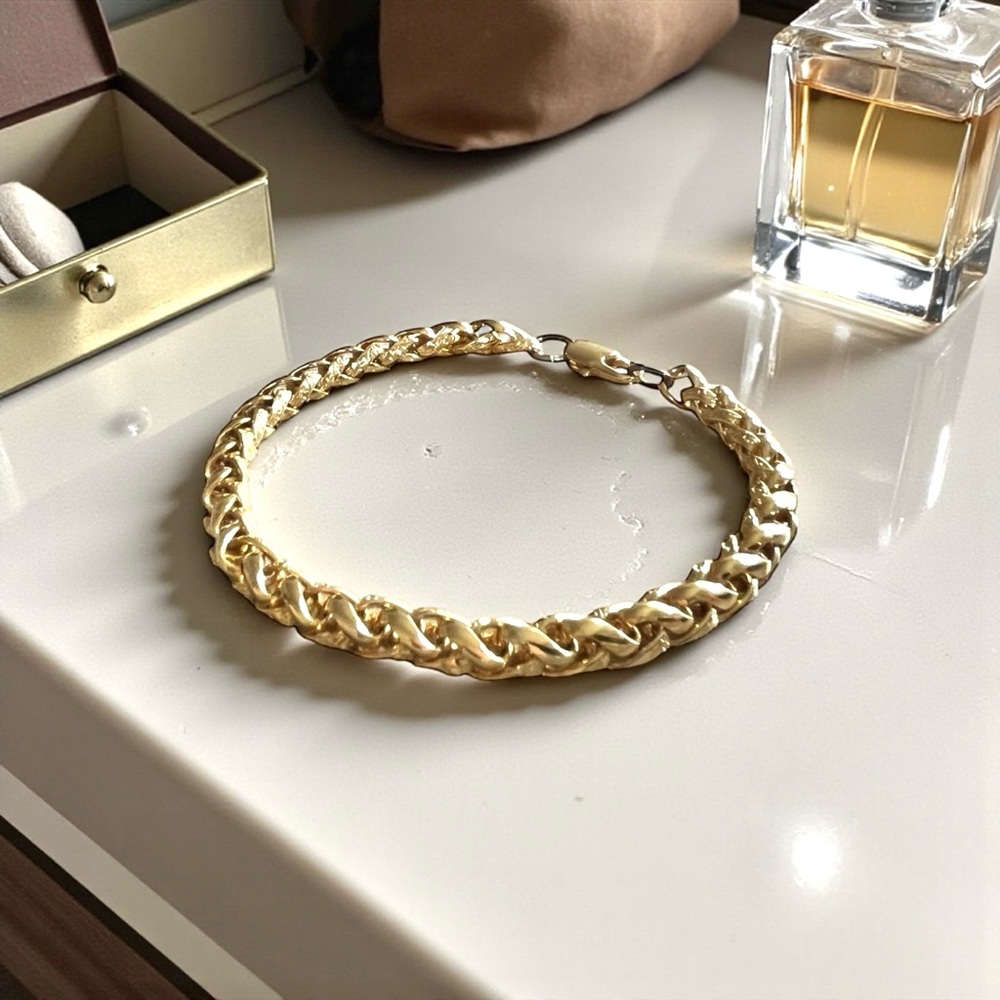 Elegant Gold Chain Bracelet